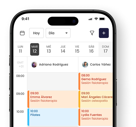 Pantalla de smartphone mostrando calendario semanal con citas de fisioterapia y clases de pilates el 12 de marzo.