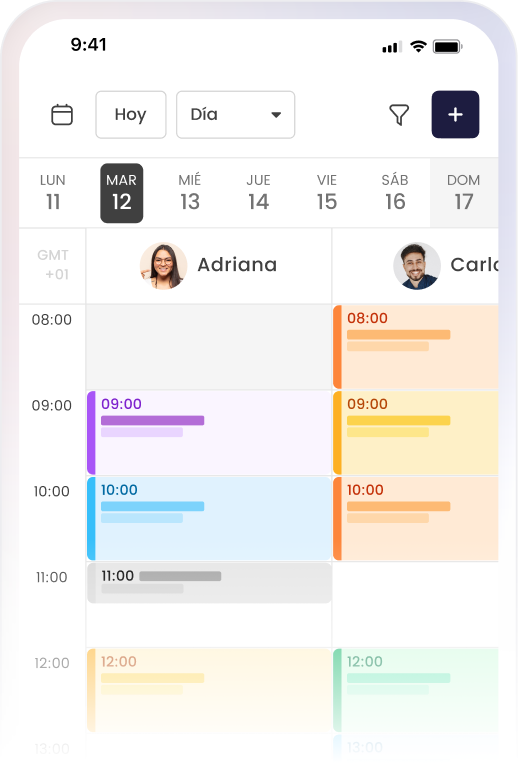 Calendario digital diario de Adriana y Carlos, mostrando reuniones programadas a diferentes horas del día.