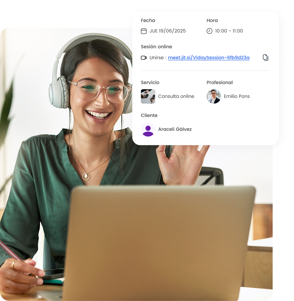 Mujer sonriente en videollamada, pantalla muestra cita online para consulta con profesional el 19/06/2025.