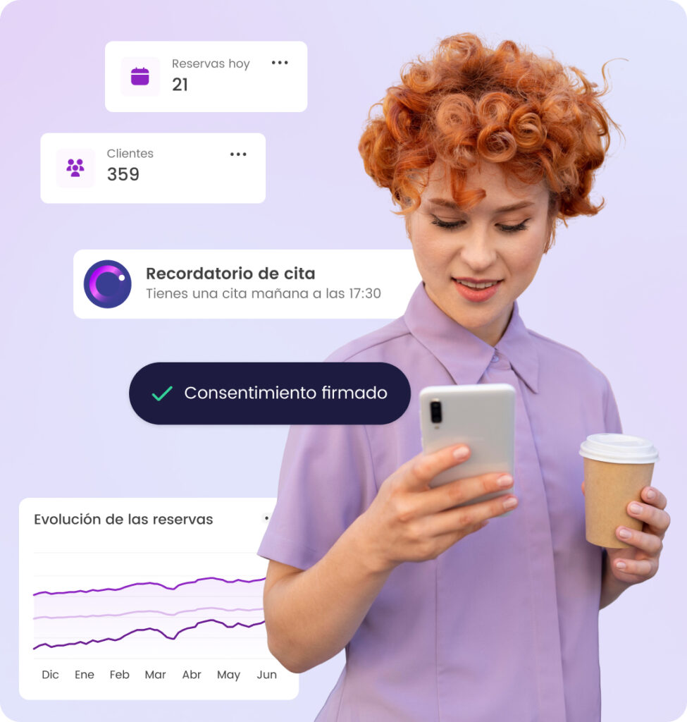 Mujer revisando notificaciones de reservas y citas en el móvil, gráfico de evolución de reservas y café en mano.