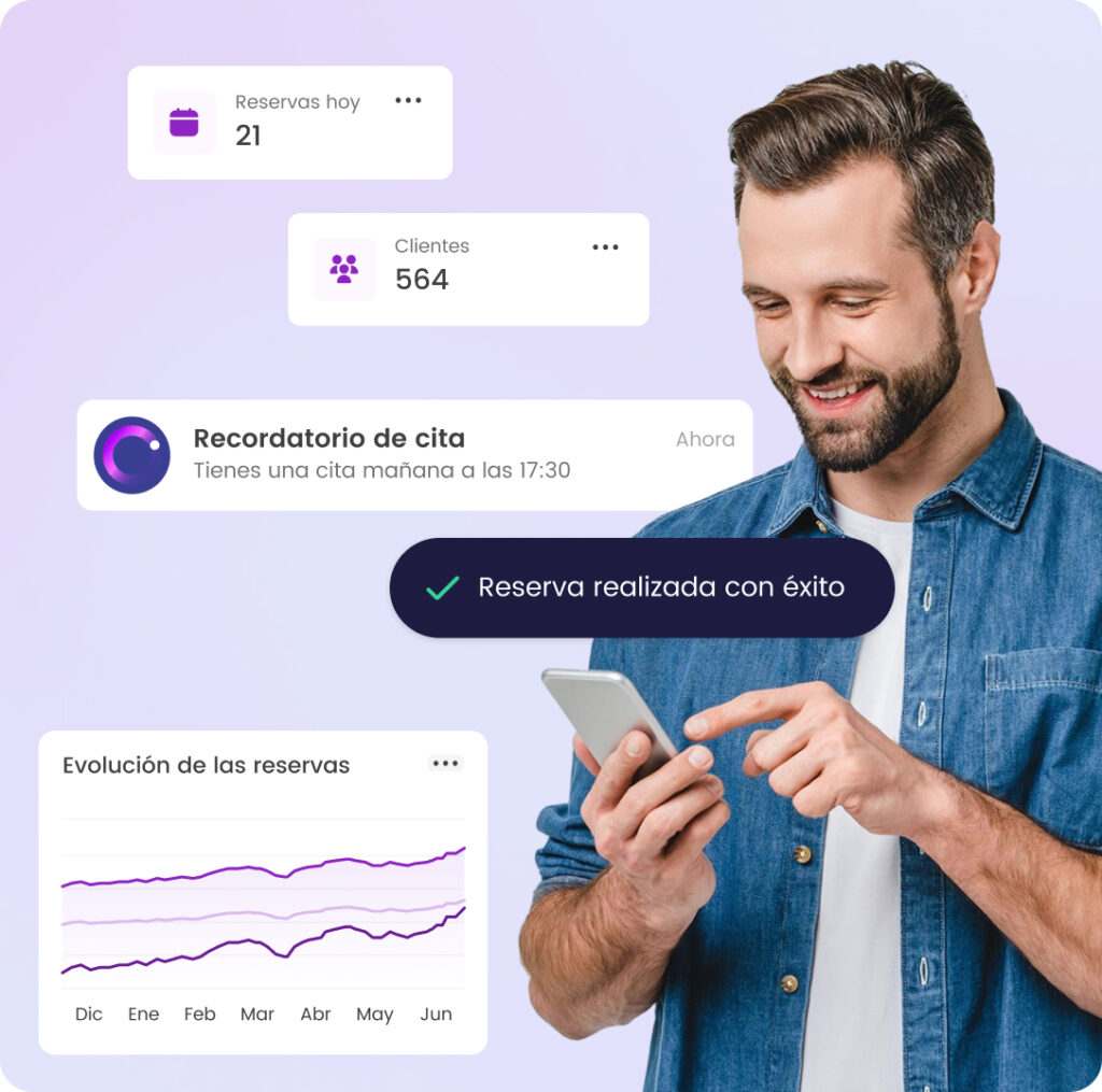 Hombre revisa notificaciones de reservas y clientes en su móvil mientras sonríe, éxito en gestión de citas.