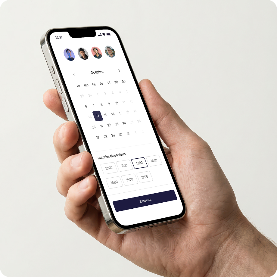 Móvil con pantalla de calendario y opciones de reserva de citas disponibles, sostenido por una mano.