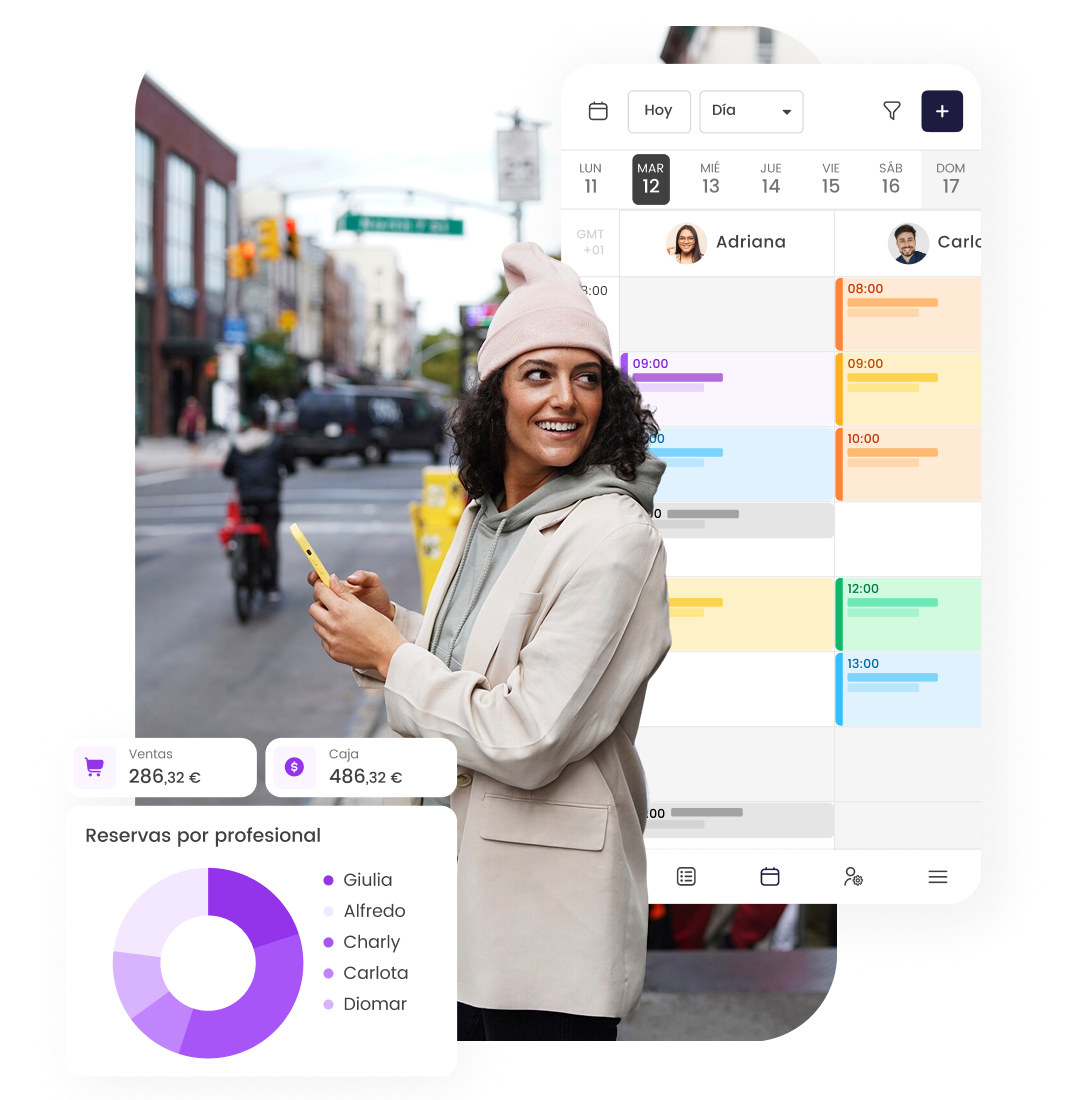 Mujer sonriente con smartphone, delante de pantalla con calendario y gráfico en interfaz de aplicación de reservas.