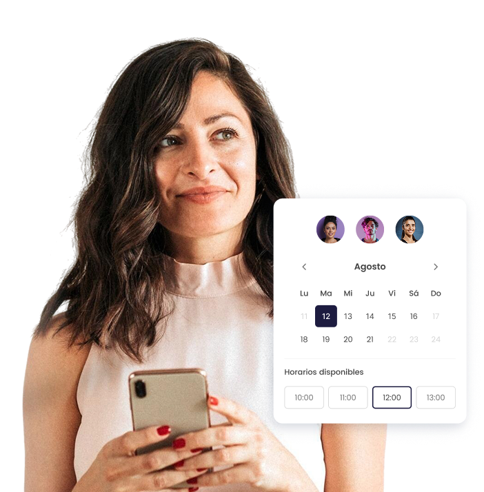 Mujer sosteniendo un móvil al lado de un calendario de agosto con opciones de horarios disponibles.