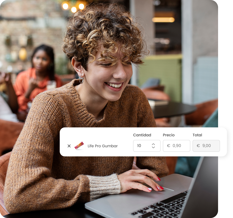 Persona comprando chicle online en un café con pantalla de confirmación de pedido y costos visibles.