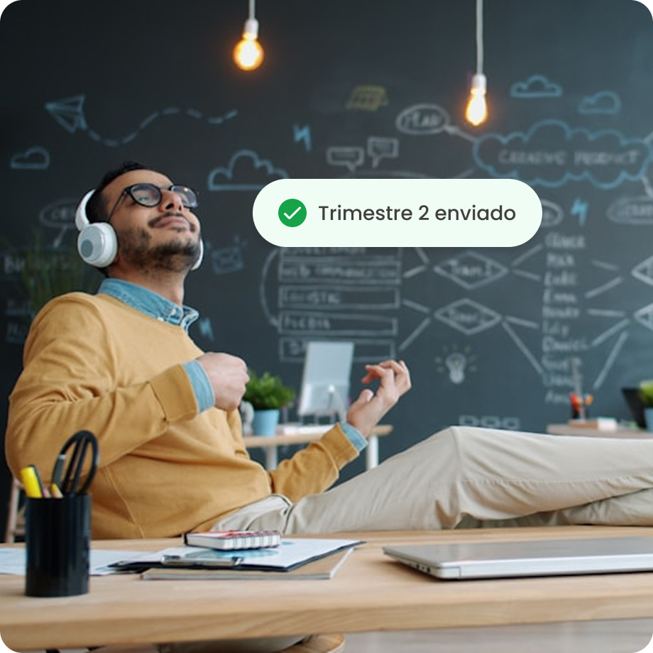 Persona relajada en oficina, con auriculares y pizarras, tras completar trabajo del segundo trimestre con éxito.
