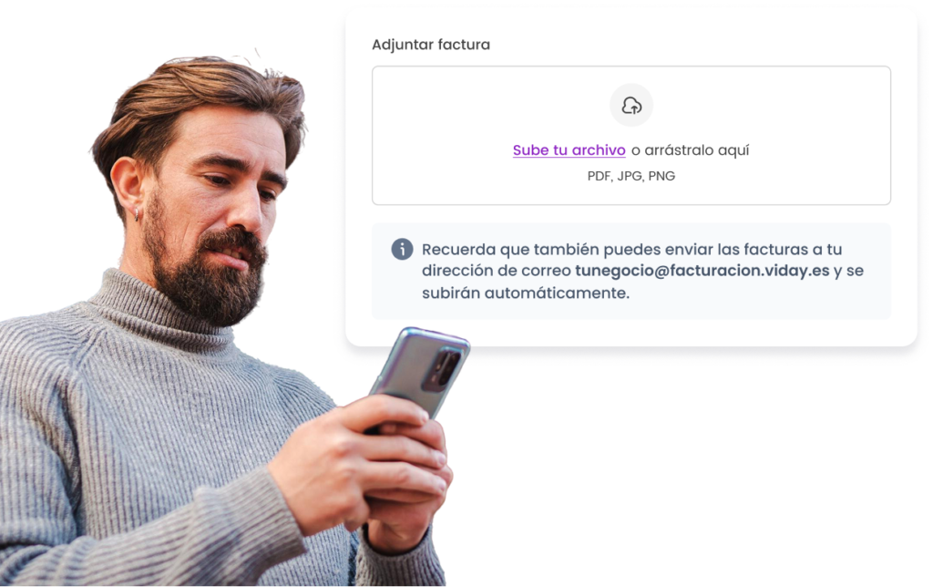 Hombre usando móvil para subir facturas a través de una plataforma online, con opción de envío por correo electrónico.