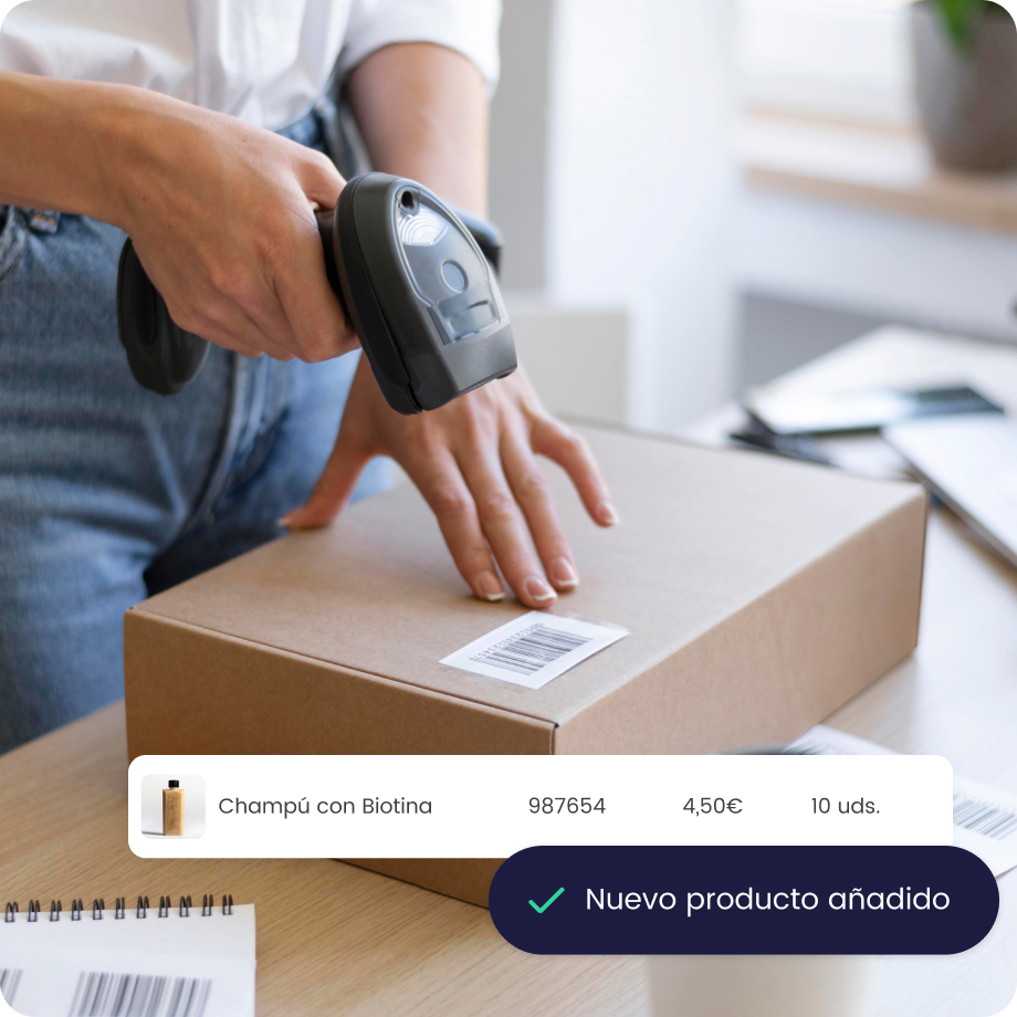 Escaneo de caja de cartón con lector de código de barras, indicando nuevo producto Champú con Biotina añadido.