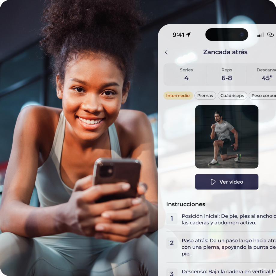 Mujer sonriendo con smartphone, viendo guía de entrenamiento Zancada atrás en app de ejercicio con video instructivo.